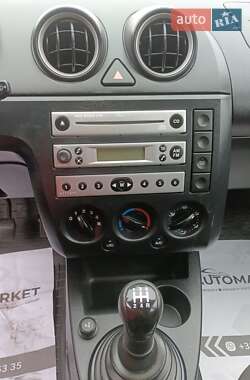 Хэтчбек Ford Fiesta 2005 в 