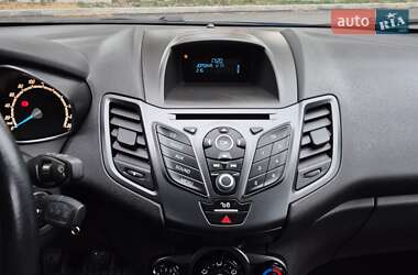 Хэтчбек Ford Fiesta 2016 в 