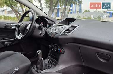 Хэтчбек Ford Fiesta 2016 в 