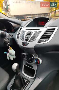 Хэтчбек Ford Fiesta 2012 в 