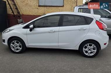 Хэтчбек Ford Fiesta 2016 в 