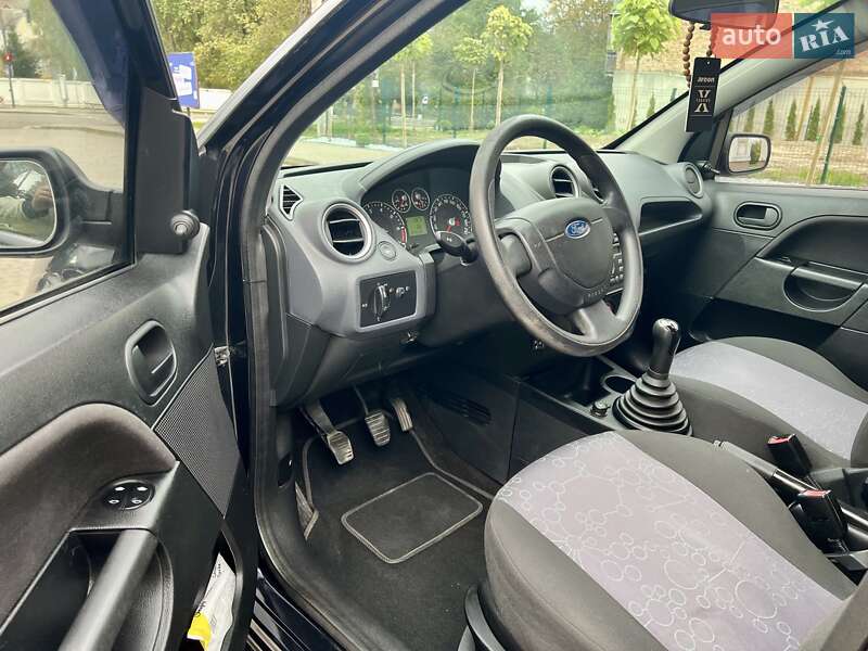 Хэтчбек Ford Fiesta 2008 в Остроге