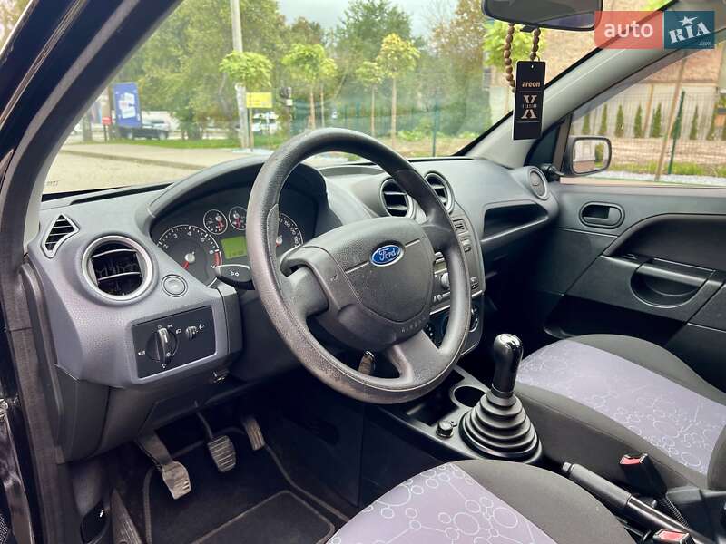 Хэтчбек Ford Fiesta 2008 в Остроге