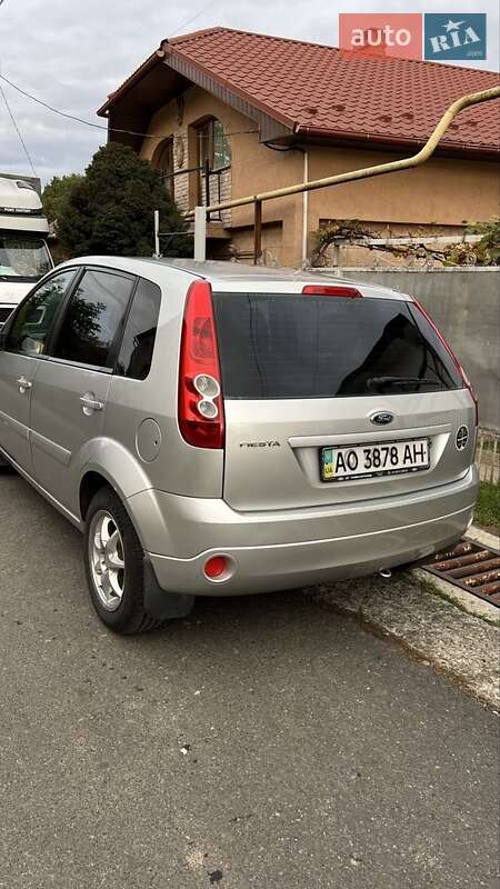 Хетчбек Ford Fiesta 2006 в 