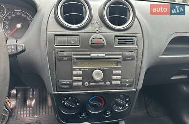 Хэтчбек Ford Fiesta 2005 в 