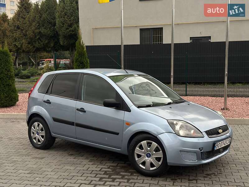 Хэтчбек Ford Fiesta 2005 в 
