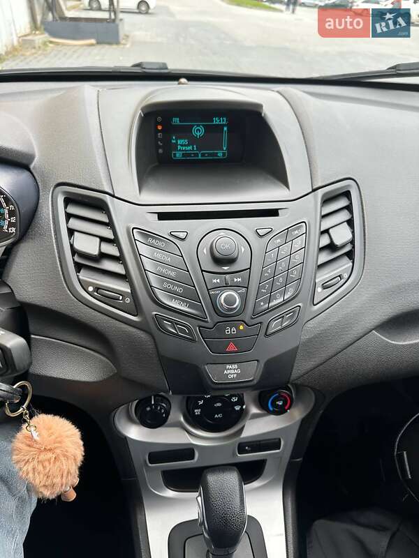 Седан Ford Fiesta 2015 в Львове