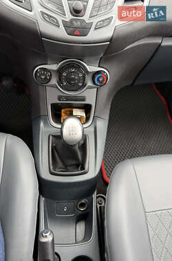 Хэтчбек Ford Fiesta 2011 в 
