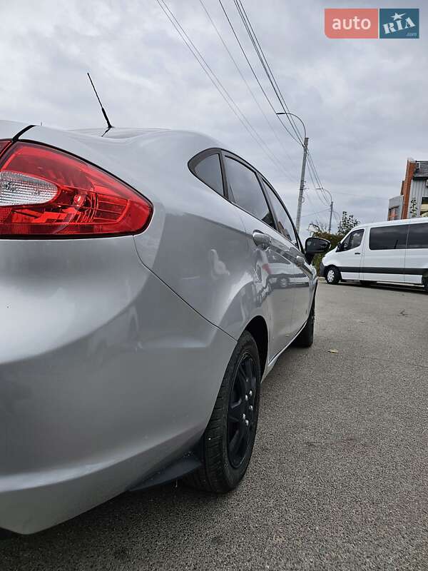 Седан Ford Fiesta 2012 в Чернівцях