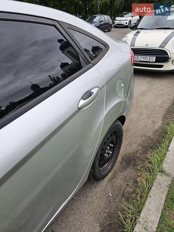 Седан Ford Fiesta 2012 в Чернівцях