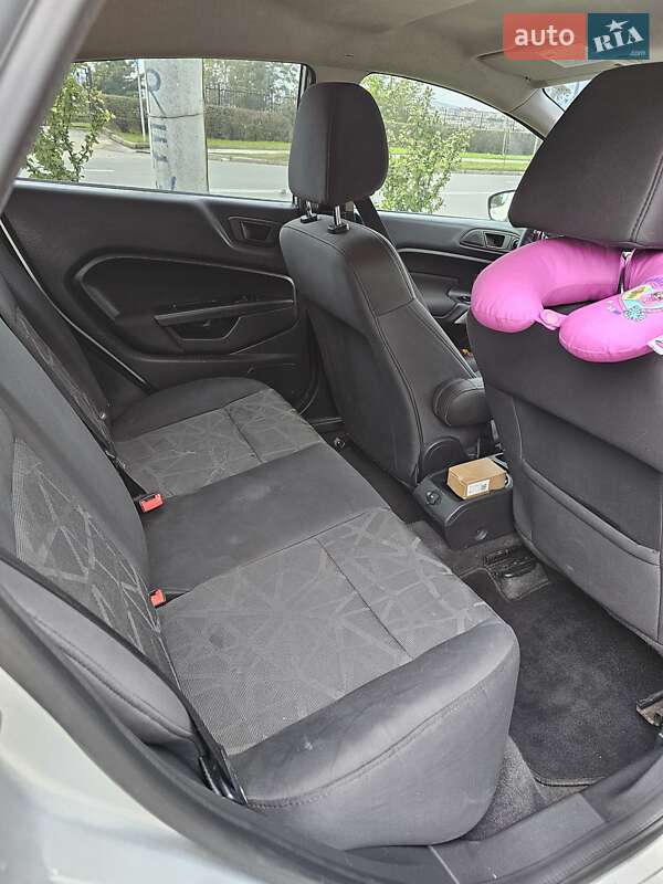 Седан Ford Fiesta 2012 в Чернівцях