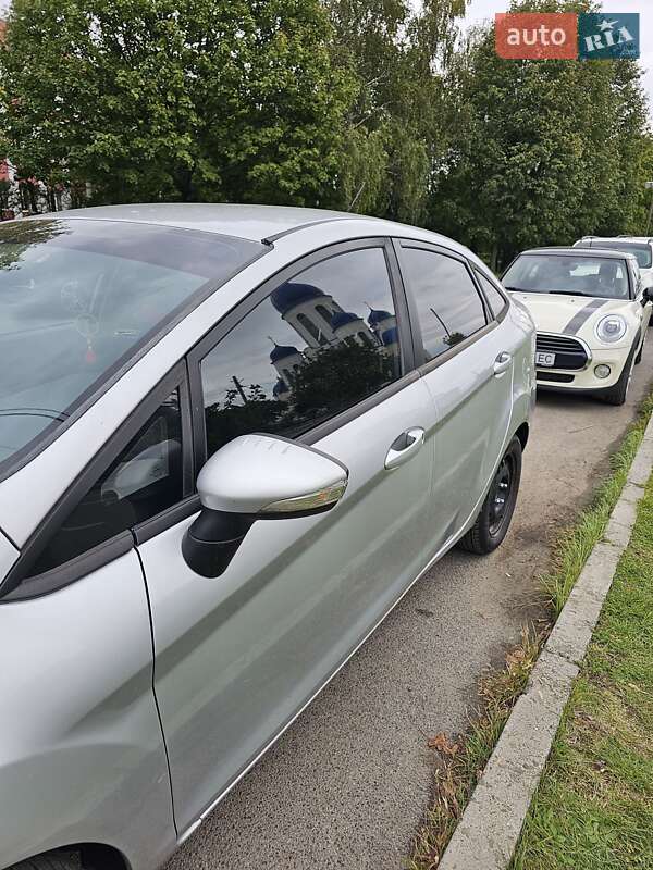 Седан Ford Fiesta 2012 в Чернівцях