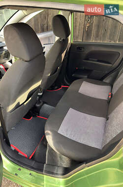 Хэтчбек Ford Fiesta 2006 в 
