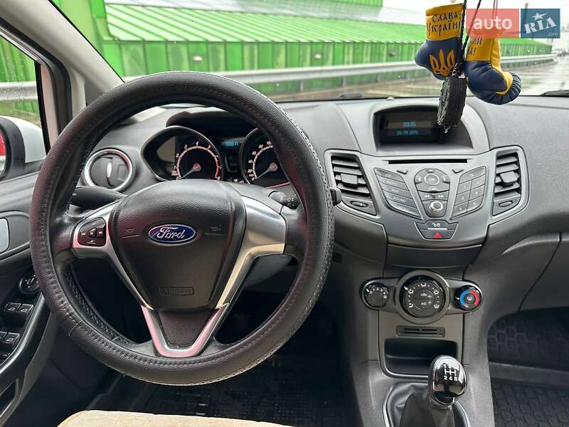 Хетчбек Ford Fiesta 2015 в Києві