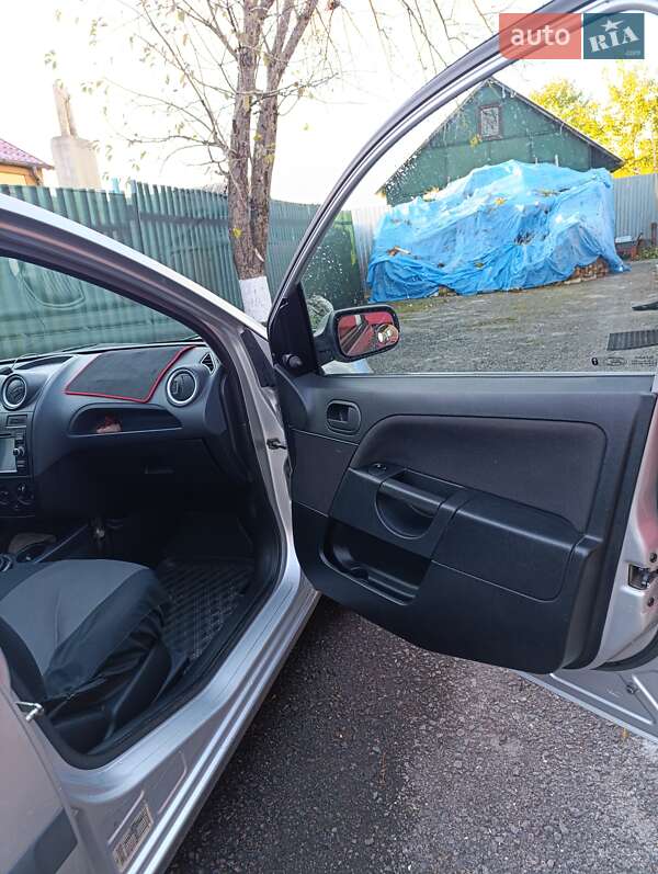 Хетчбек Ford Fiesta 2006 в Гощі