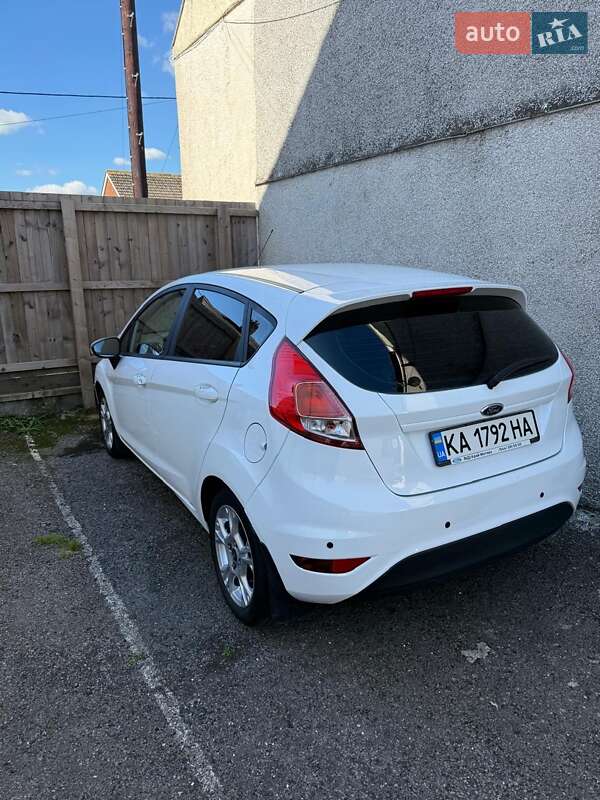 Хетчбек Ford Fiesta 2015 в Києві