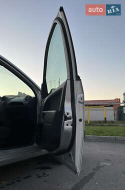 Хэтчбек Ford Fiesta 2005 в  фото 15 Хэтчбек Ford Fiesta 2005 в