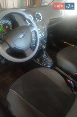 Хэтчбек Ford Fiesta 2006 в  фото 6 Хэтчбек Ford Fiesta 2006 в