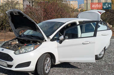 Седан Ford Fiesta 2015 в Киеве