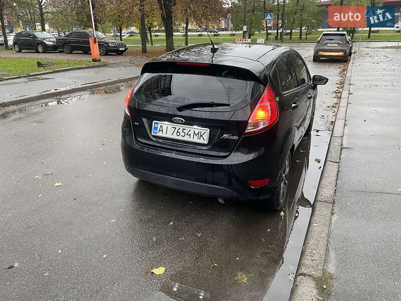 Хетчбек Ford Fiesta 2016 в Києві