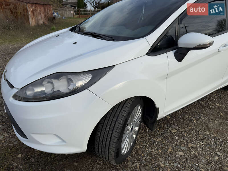 Хетчбек Ford Fiesta 2011 в Чернівцях