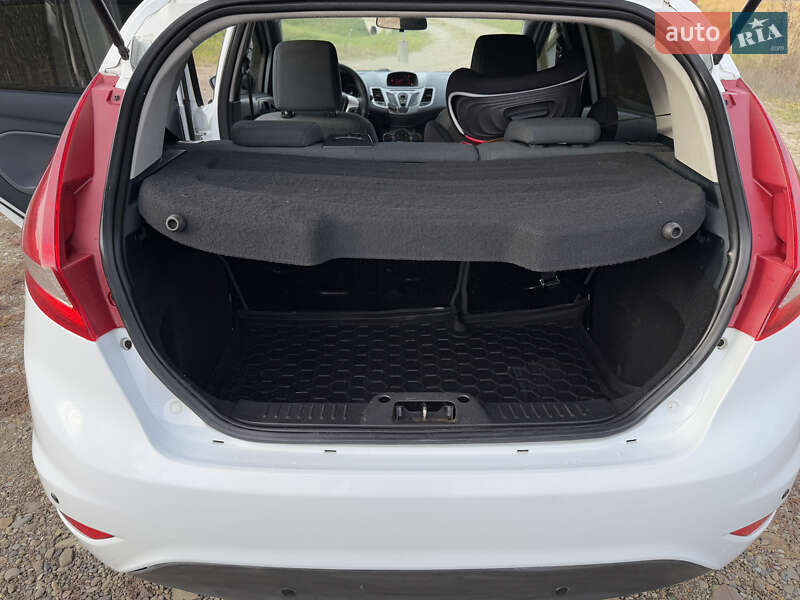 Хетчбек Ford Fiesta 2011 в Чернівцях