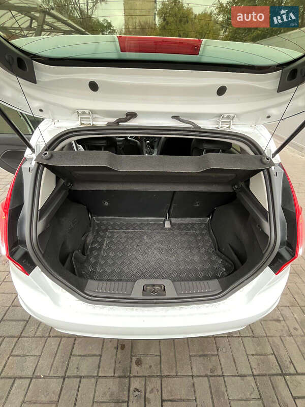 Хэтчбек Ford Fiesta 2016 в Киеве