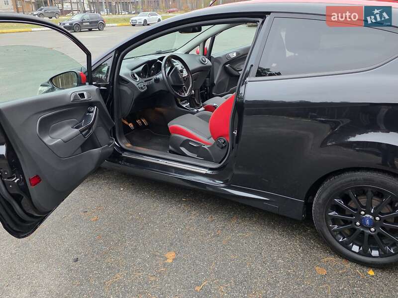 Хэтчбек Ford Fiesta 2015 в Ирпене