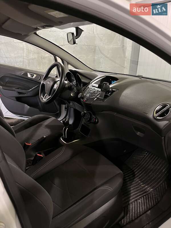 Хэтчбек Ford Fiesta 2015 в Днепре