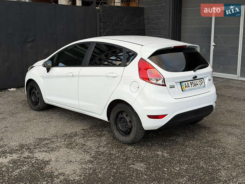 Хэтчбек Ford Fiesta 2015 в Киеве