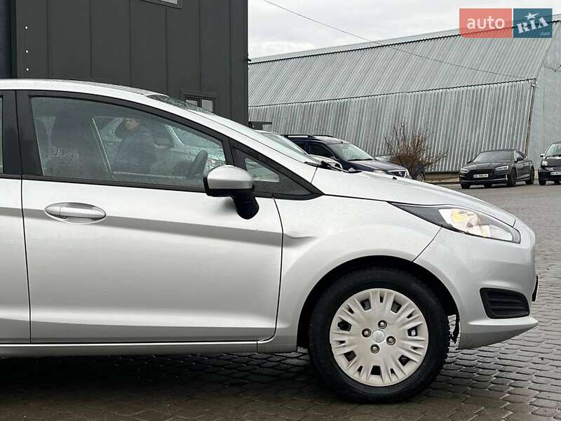 Седан Ford Fiesta 2015 в Львові