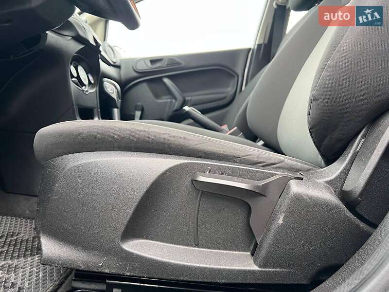 Седан Ford Fiesta 2015 в Львові