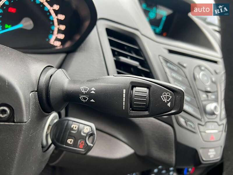 Седан Ford Fiesta 2015 в Львові