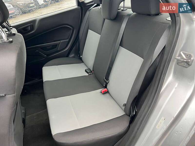 Седан Ford Fiesta 2015 в Львові