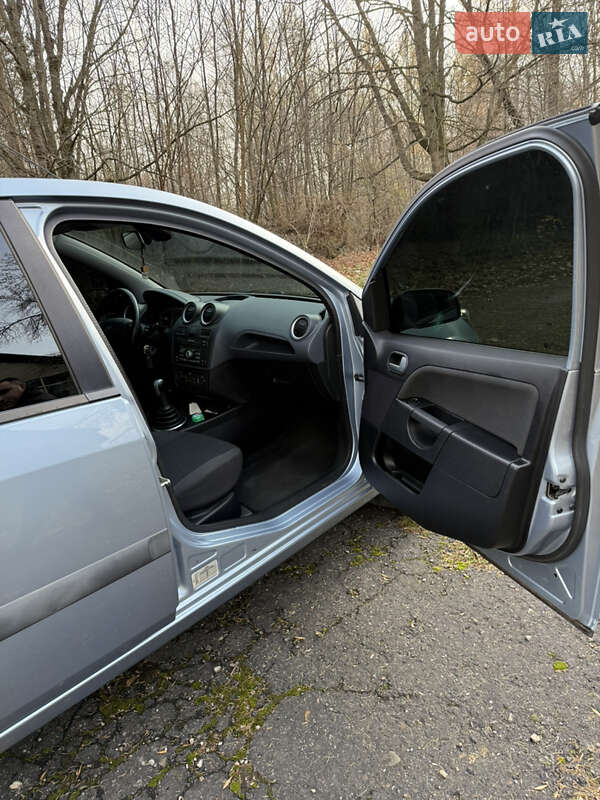 Хэтчбек Ford Fiesta 2007 в Долине