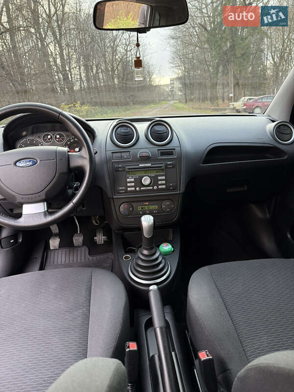 Хэтчбек Ford Fiesta 2007 в Долине