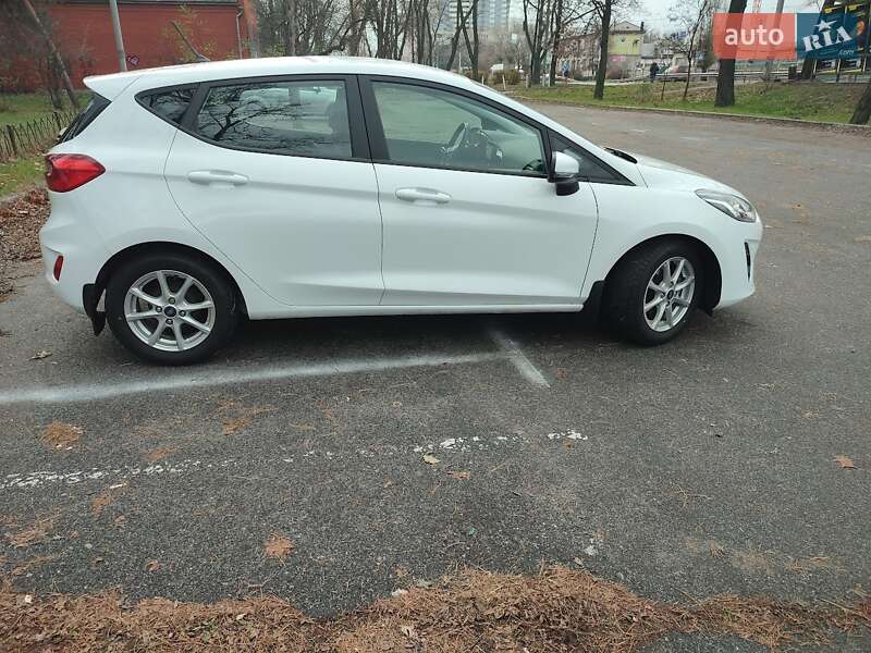 Хэтчбек Ford Fiesta 2017 в Киеве