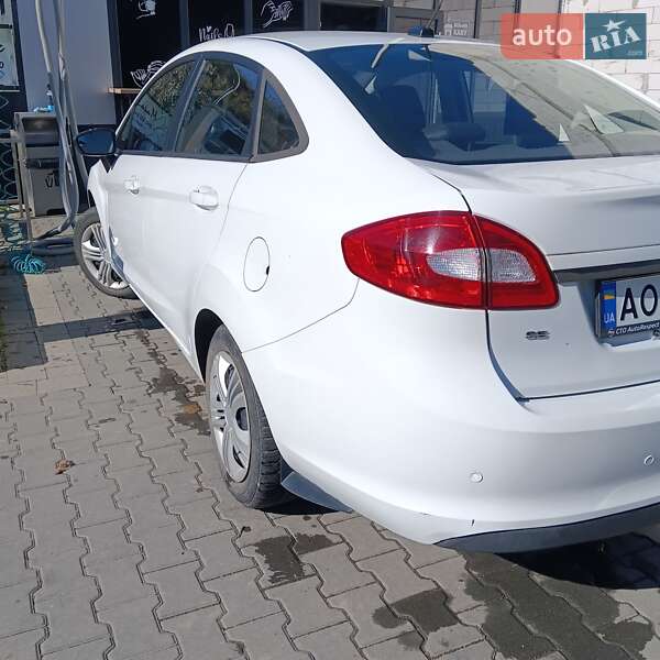 Седан Ford Fiesta 2012 в Сваляве