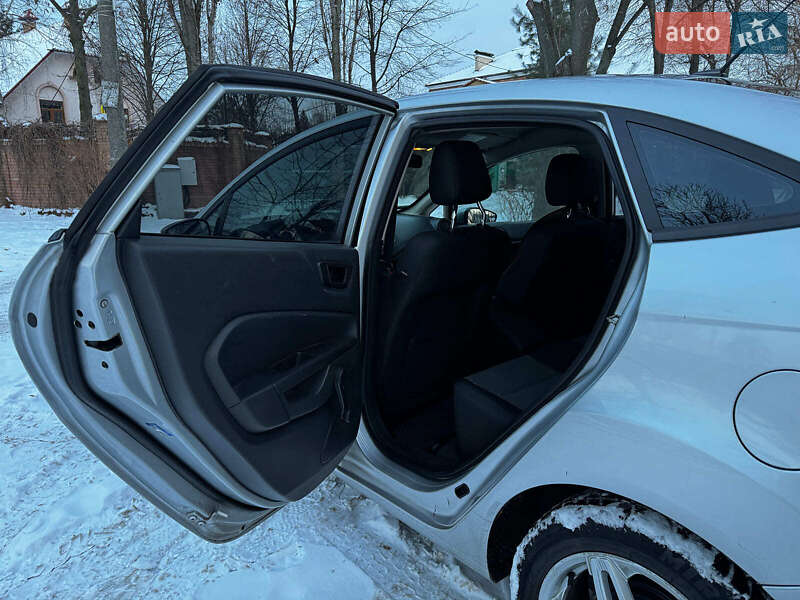 Седан Ford Fiesta 2016 в Киеве фото 21 Седан Ford Fiesta 2016 в Киеве