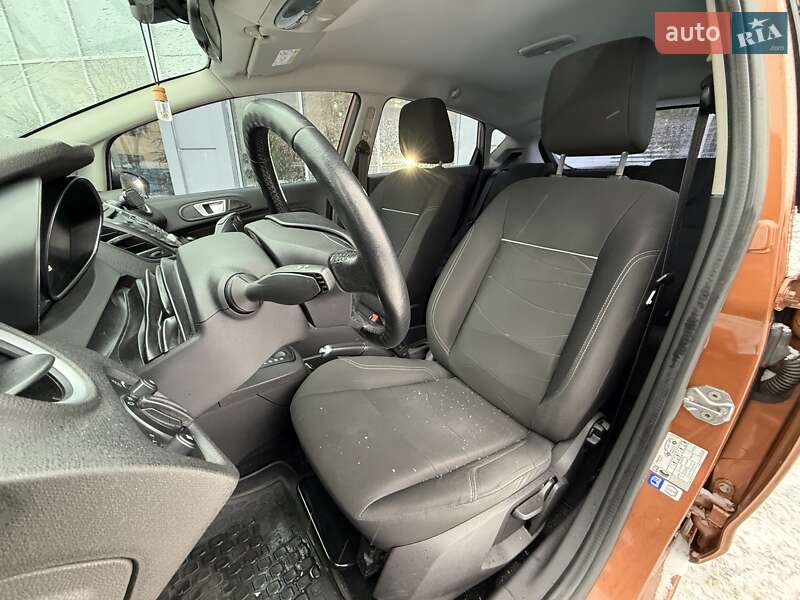 Хетчбек Ford Fiesta 2016 в Києві