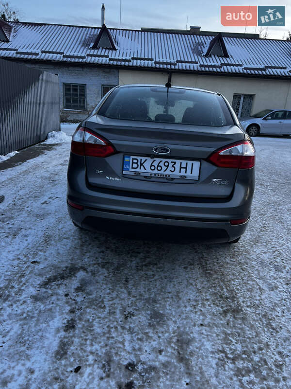 Седан Ford Fiesta 2013 в Остроге
