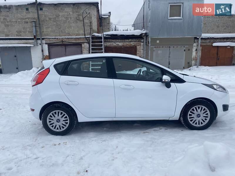 Хэтчбек Ford Fiesta 2015 в Чернигове