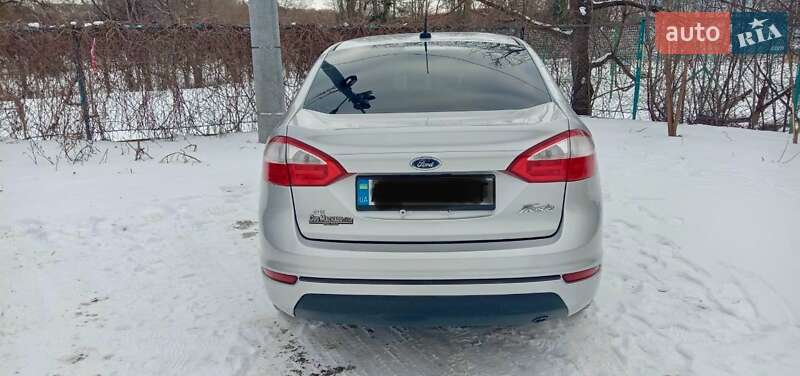 Седан Ford Fiesta 2014 в Черновцах