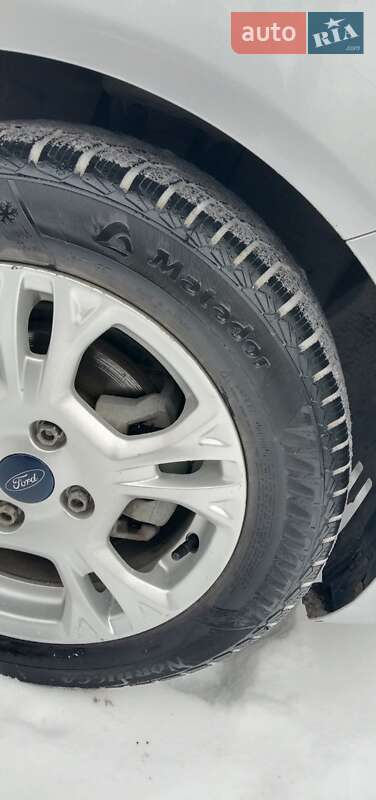 Седан Ford Fiesta 2014 в Черновцах