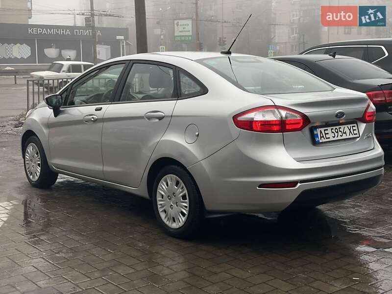 Седан Ford Fiesta 2016 в Дніпрі
