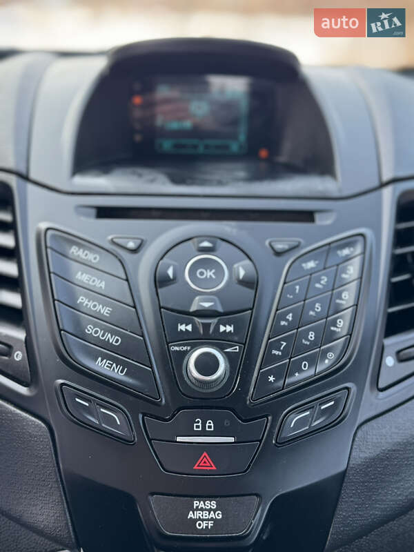 Седан Ford Fiesta 2015 в Львові