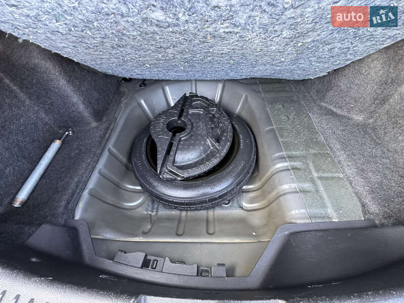 Седан Ford Fiesta 2015 в Львові