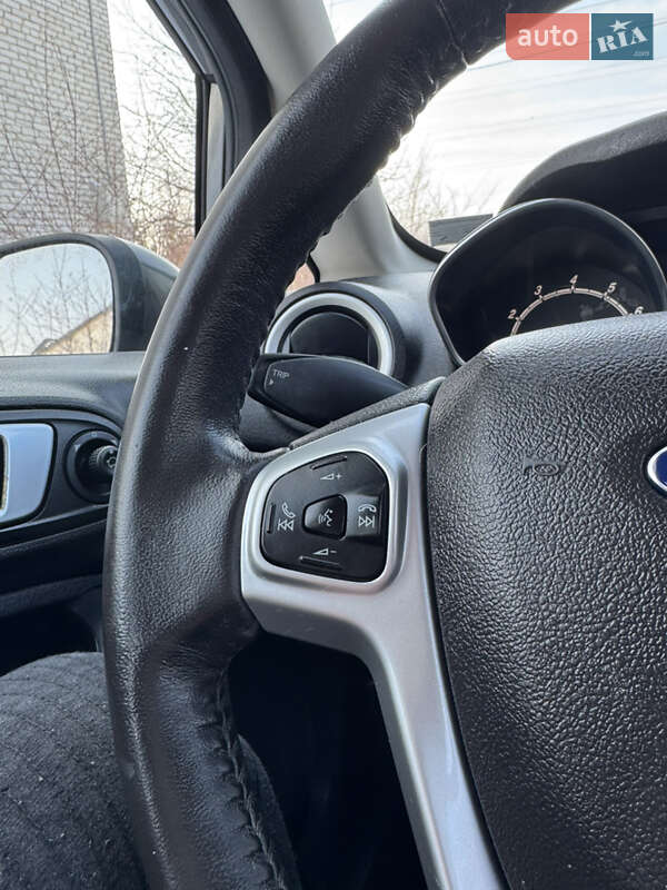 Седан Ford Fiesta 2015 в Львові