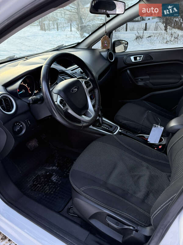 Седан Ford Fiesta 2014 в Зміїві