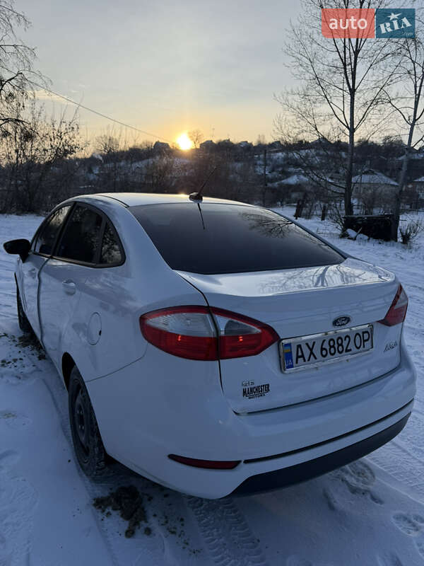 Седан Ford Fiesta 2014 в Зміїві